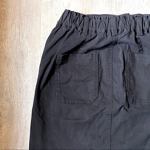 HOLLISTER • Black Mini Denim Utility Cargo Skirt • Size Medium • Built-in Belt - Picture 6 of 12